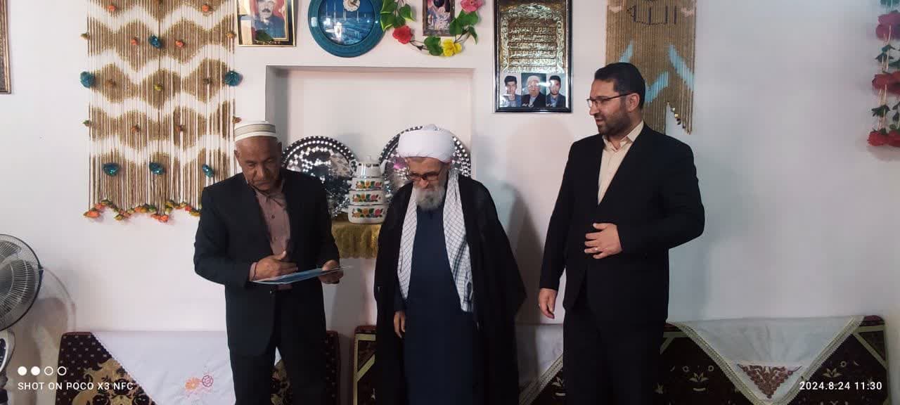 💢 به مناسبت گرامیداشت هفته دولت محمد رضا عبدالله نژاد فرماندار چالدران به همراه امام جمعه ، مسئولین و اعضای شورای اداری شهرستان با حضور در منزل جانباز سرافراز آقای بالغ آتشین از ایشان تجلیل و قدر