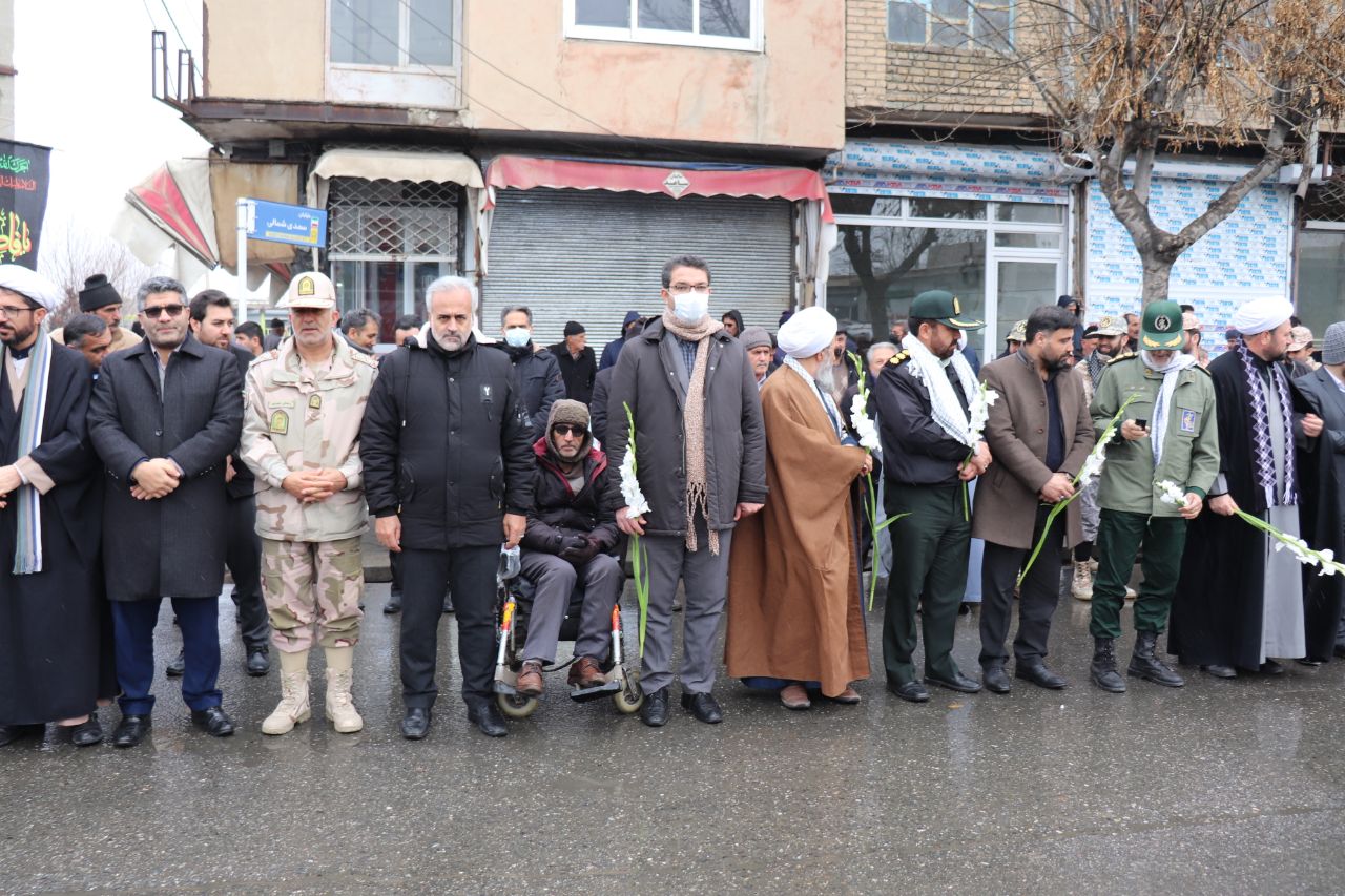آئین معنوی وداع با پیکر پاک شهید گمنام دوران دفاع مقدس در مسجد جامع شهرستان چالدران برگزار شد.
