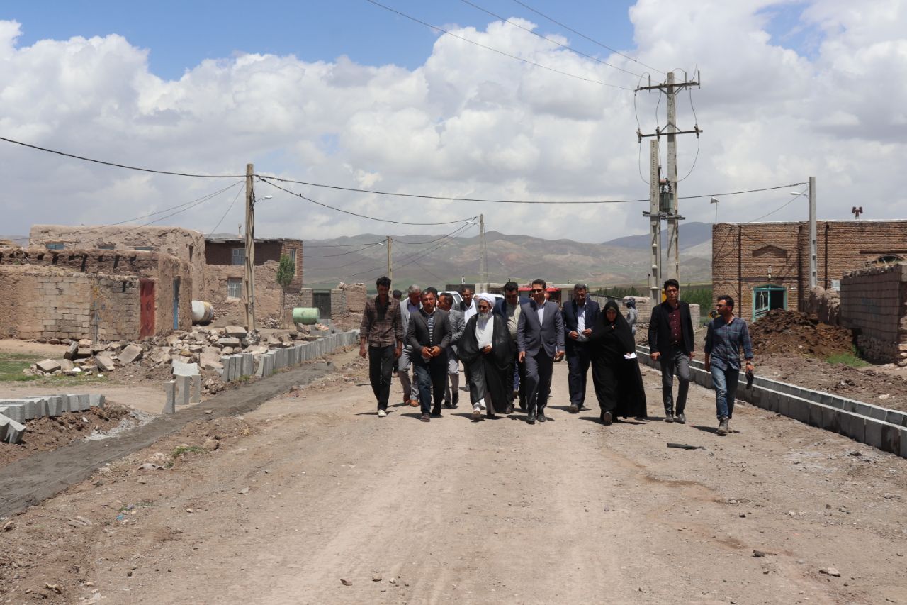 محمدرضا عبدالله نژاد فرماندار چالدران در روستای حالحال علیای بخش دشتک حضور یافت و  ضمن دیدار با اهالی روستا از نزدیک از روند اجرایی طرح هادی این روستا بازدید نمودند.