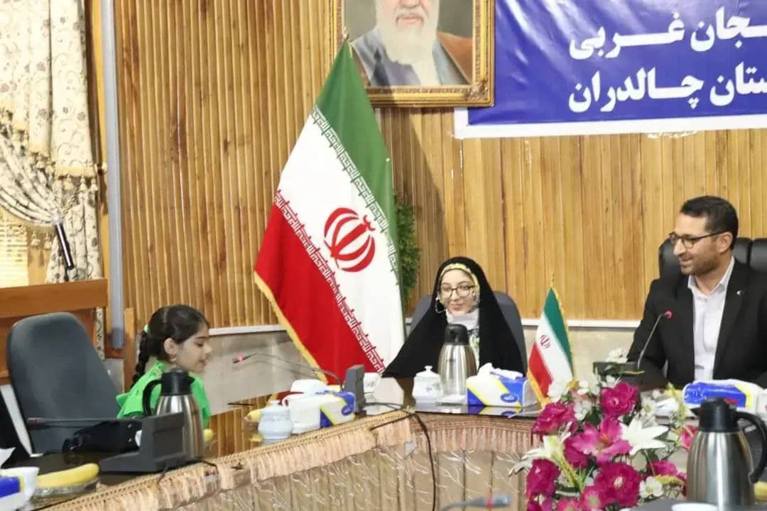 محمد رضا عبدالله نژاد فرماندار شهرستان چالدران  به مناسبت ولادت حضرت معصومه(س) و روز دختر در یک نشست صمیمی  با دختران  کارکنان فرمانداری چالدران  دیدار و با آنان به گفتگو پرداخت .