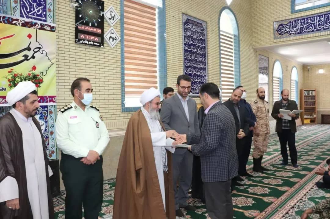 محمدرضا عبدالله نژاد فرماندار شهرستان چالدران با حضور در مسجد جامع این شهر، در مراسم عبادی سیاسی نماز جمعه این هفته شرکت نمود.