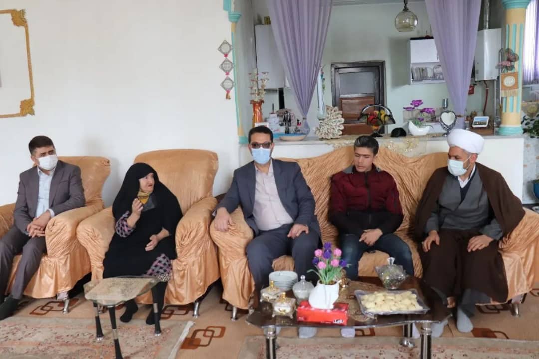 ✅در دومین روز از سال جدید عبدالله نژاد فرماندارشهرستان چالدران از خانواده شهید نعمت اسکندر زاده و جانباز متوفی هاشم الله ورنی در شهر آواجیق دیدار و از آنان تجلیل و قدر دانی کرد.