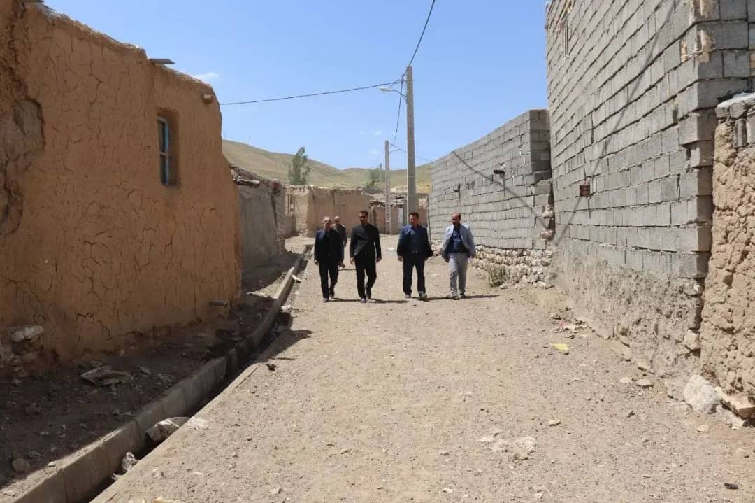محمد رضا عبدالله نژاد فرماندار شهرستان چالدران به همراه کواکبی معاون برنامه ریزی و امور عمرانی فرماندار از روند اجرایی طرح ساماندهی معابر روستای شاه منصور واقع در بخش مرکزی چالدران بازدید کردند .