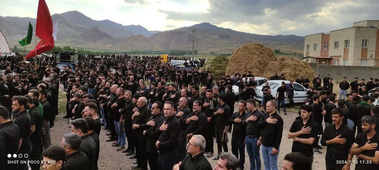 همزمان با تاسوعای حسینی محمد رضا عبداله نژاد فرماندار چالدران، به همراه امام جمعه محترم شهرستان و مسئولین شهرستانی با حضور در بین عزاداران روستای زاویه سفلی به عزاداری سید و سالار شهیدان پرداختند.