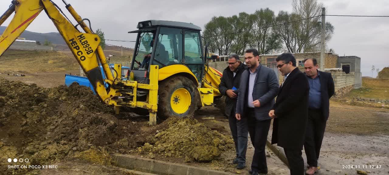 بازدید محمد رضا عبدالله نژاد فرماندار چالدران از پرژه آب رسانی جهت حل مشکل تنش آب در روستای تخت روان این طرح با هزینه کرد 1میلیارد تومان از محل اعتبارات استانی برای حفر چاه عمیق و بیش از 1میلیارد توما