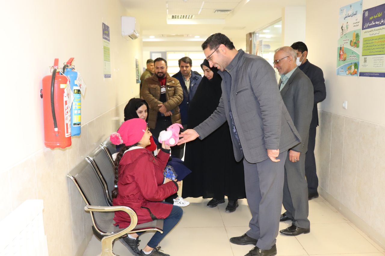 فرماندار چالدران به همراه موسوی بخشدار دشتک و دکتر علیزاده رئیس شبکه بهداشت ودرمان ازروند ارائه خدمات درمانی و بهداشتی مرکز جامع سلامت شهر آواجیق بازدید وبا پرسنل این مرکز دیدار و گفتگو کرد .