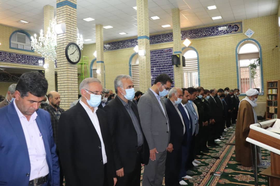 محمد رضا عبدالله نژاد فرماندار شهرستان چالدران به همراه معاونین خود در نماز عید سعید فطر که در مسجد جامع این شهرستان به امامت حجت الاسلام و المسلمین محمدزاده امام جمعه چالدران اقامه شد حضور یافت.