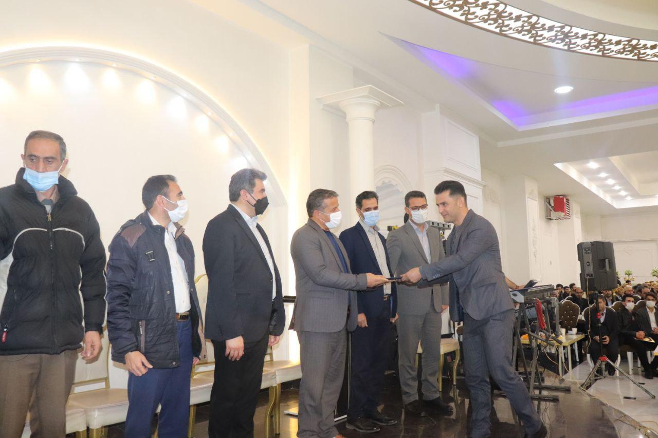 با حضور عبدالله نژاد فرماندار شهرستان چالدراناسم تجلیل از قبول شدگان کنکور سراسری دانش آموزان نخبه ،فعالان عرصه فرهنگی ،اجتماعی ،هنری ،خبرنگاران واصحاب رسانه در محل تالار مجلل آیدانه برگزار شد.