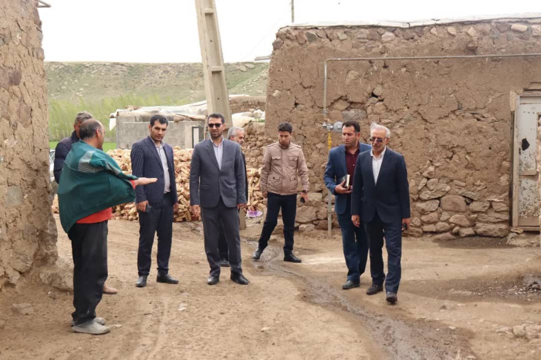 محمد رضا عبدالله نژاد فرماندار شهرستان چالدران به همراه معاونین خود با حضور در روستای شاه گلن مسائل و مشکلات این روستا را از نزدیک مورد بحث و بررسی قرار داد.