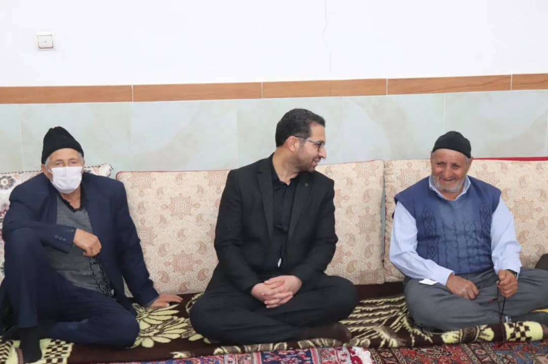  ✅محمد رضا عبدالله نژاد فرماندار شهرستان چالدران با حضور در روستای زاویه سفلی ضمن اقامه نماز مغرب و عشاء با اهالی این روستا دیدار واز نزدیک مسائل و مشکلات روستا را مورد بحث و بررسی قرار داد.