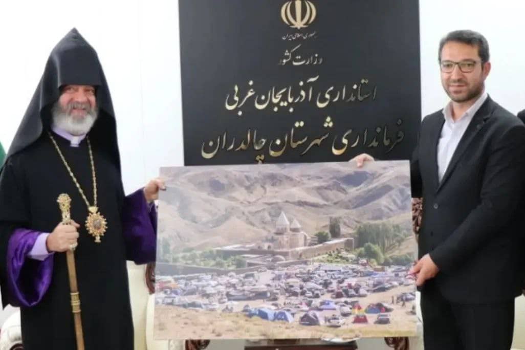  ✅ اسقف گری گور چفت چیان خلیفه ارامنه آذربایجان به همراه اعضای شورای خلیفه گری ارامنه آذربایجان با حضور در فرمانداری چالدران با محمدرضا عبدالله نژاد فرماندار این شهرستان دیدار و گفتگو کردند .