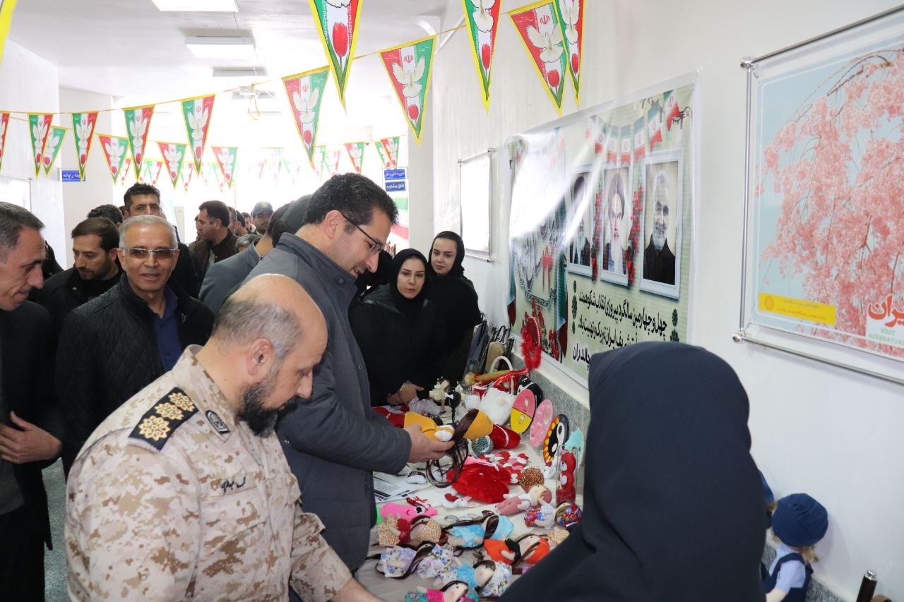 با حضور محمدرضا عبدالله نژاد فرماندار چالدران و اعضای شورای اداری نمایشگاه توانمندیهای بانوان و دانشجویان دانشگاه پیام نور شهرستان چالدران افتتاح شد .