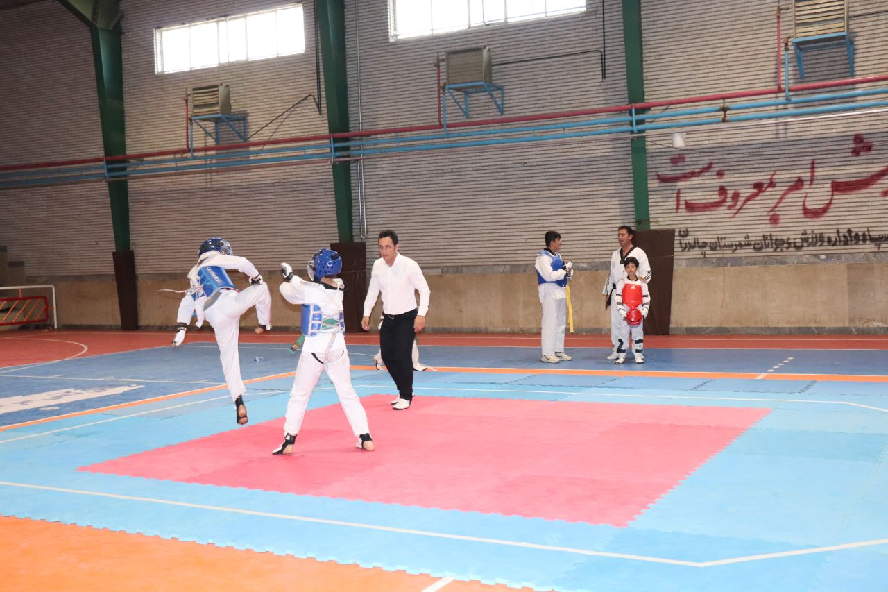حضور فرماندار شهرستان چالدران در سالن ورزشی شهید باکری برای تماشای مسابقات چهارجانبه تکواندو