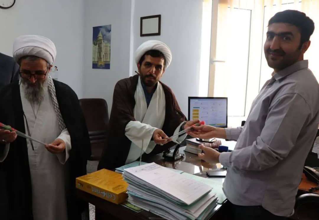 محمدرضا عبدالله نژاد فرماندارشهرستان چالدران به مناسبت گرامی داشت هفته قوه قضائیه در دادگستری چالدران حضور یافت ، ضمن تبریک این هفته با اهداء شاخه گل از زحمات قضات و کارکنان تجلیل و قدردانی کرد.