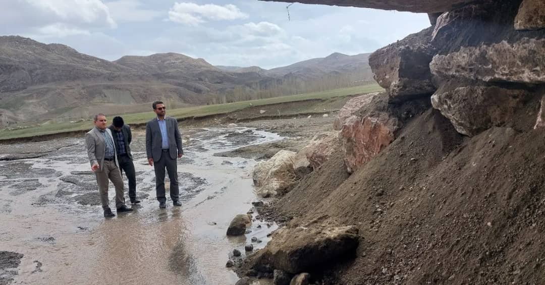 محمدرضا عبدالله نژاد فرماندار شهرستان چالدران به همراه معاونین خود از عملیات مقاوم سازی پل در حال تخریب ما بین روستای مزرعه به طرف بارون بازدید کرد.