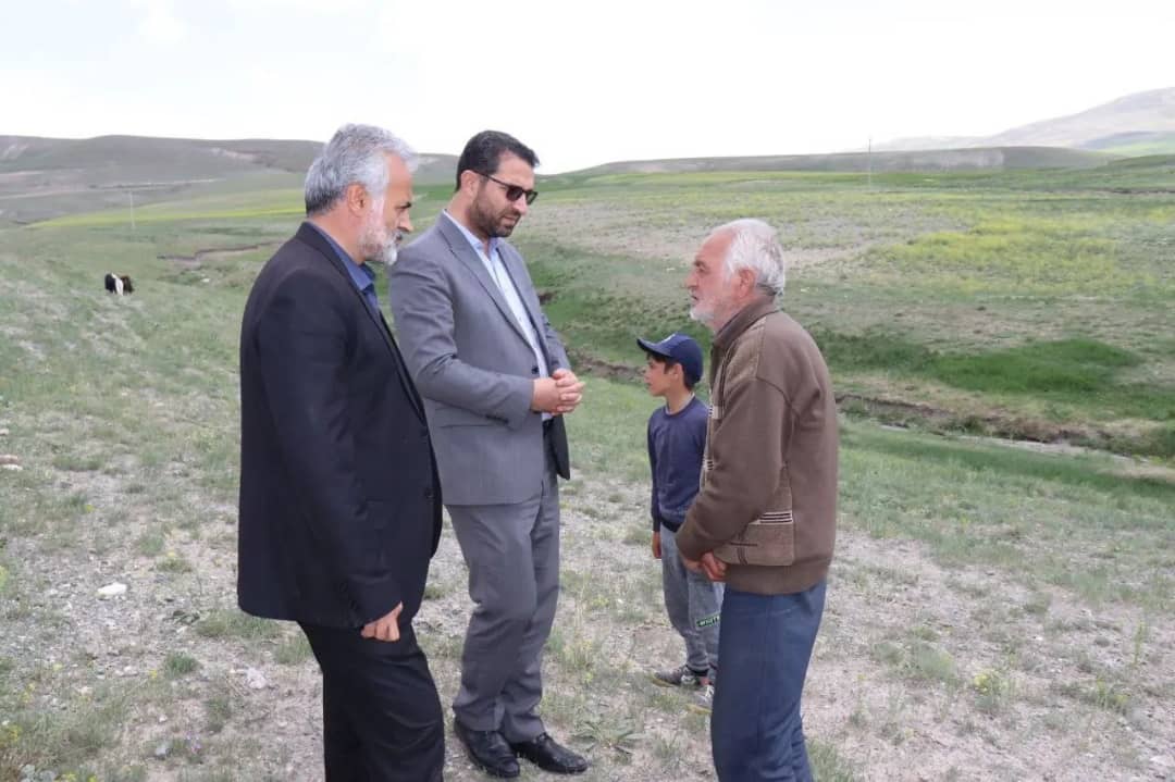 محمدرضا عبدالله نژاد فرماندار چالدران در جهت بررسی مسائل و مشکلات روستای مشهد کندی از توابع بخش مرکزی این شهرستان از نزدیک با مردم این روستا دیدار و مشکلات آنان مورد بحث و بررسی قرار داد .