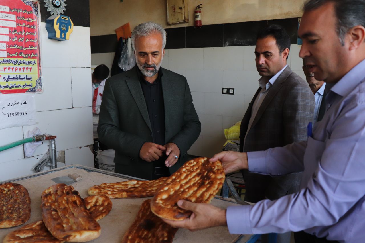 در جریان بازدید از نانوایان چالدران آرد مصرفی واحدهای نانوایی شهرستان مورد بررسی و نمونه گیری قرار گرفت.