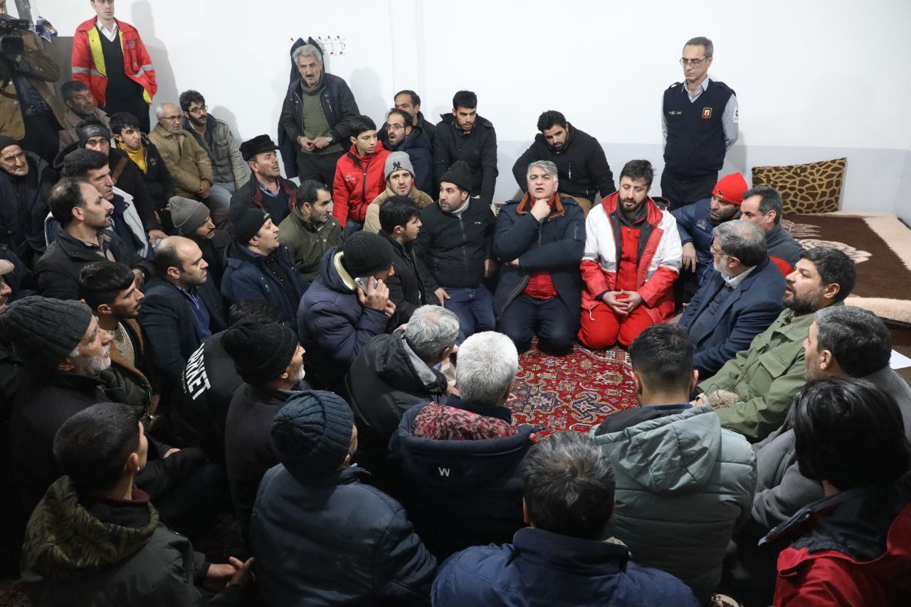 بازدید شبانه استاندار آذربایجانغربی از اردوگاه و کمپ های اسکان اضطراری زلزله زدگان شهرستان خوی