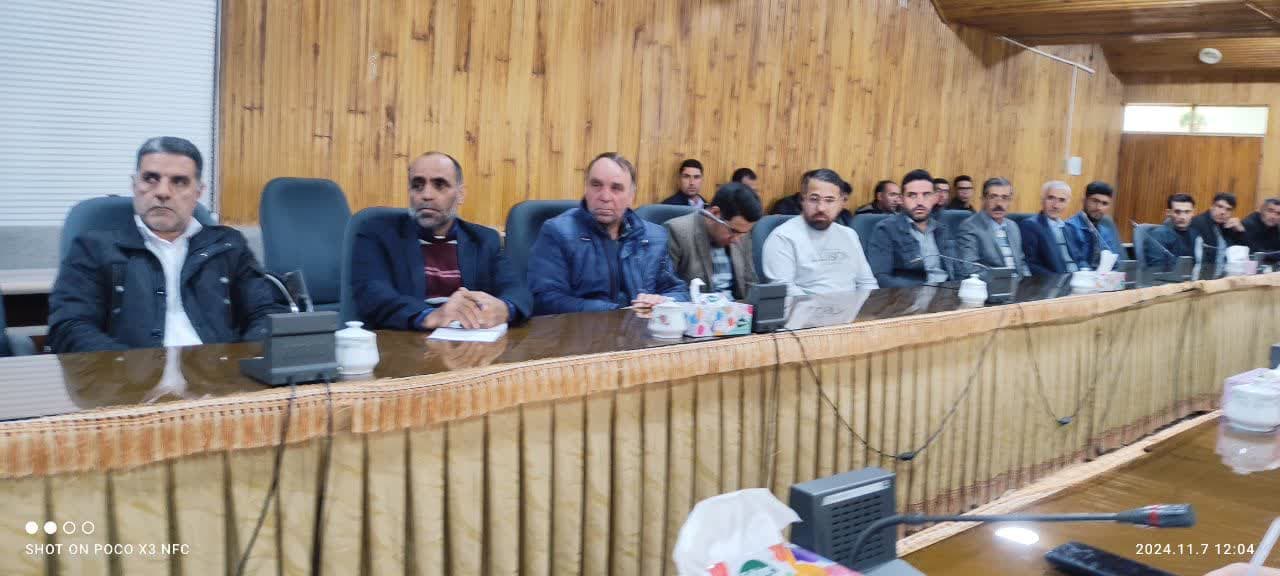 📸گزارش تصویری به گزارش روابط عمومی فرمانداری چالدران جلسه مشورتی دهیاران بخش مرکزی به ریاست محمد رضا عبدالله نژاد فرماندار چالدران و با حضور مدیر کل امور روستایی و بخشدار مرکزی و دهیاران برگزار گرد