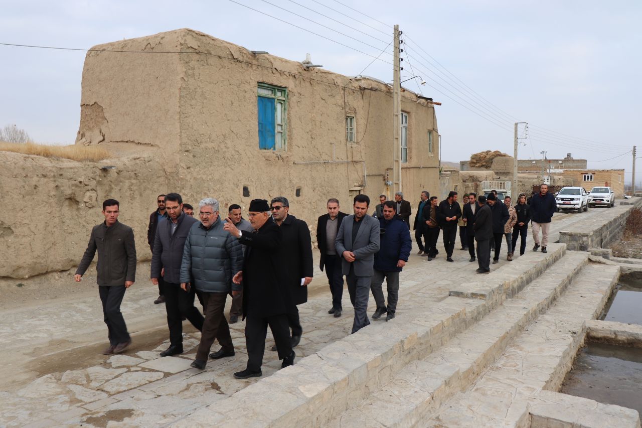 محمدرضا عبدالله نژاد فرماندار چالدران و نماینده مردم شهرستانهای ماکو ، چالدران ، شوط و پلدشت در مجلس شورای اسلامی در روستای میر آباد از توابع بخش مرکزی چالدران حضور یافتند.