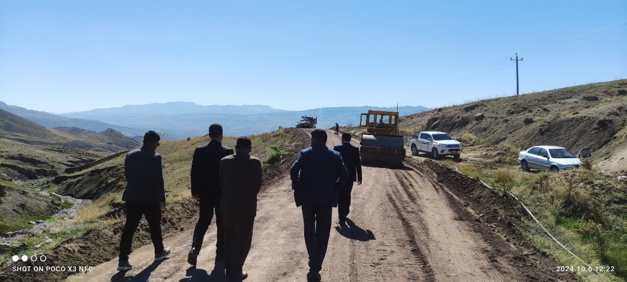 بازدید محمد رضا عبدالله نژاد فرماندار چالدران از روند بهسازی و آسفالت راه روستای علی آباد