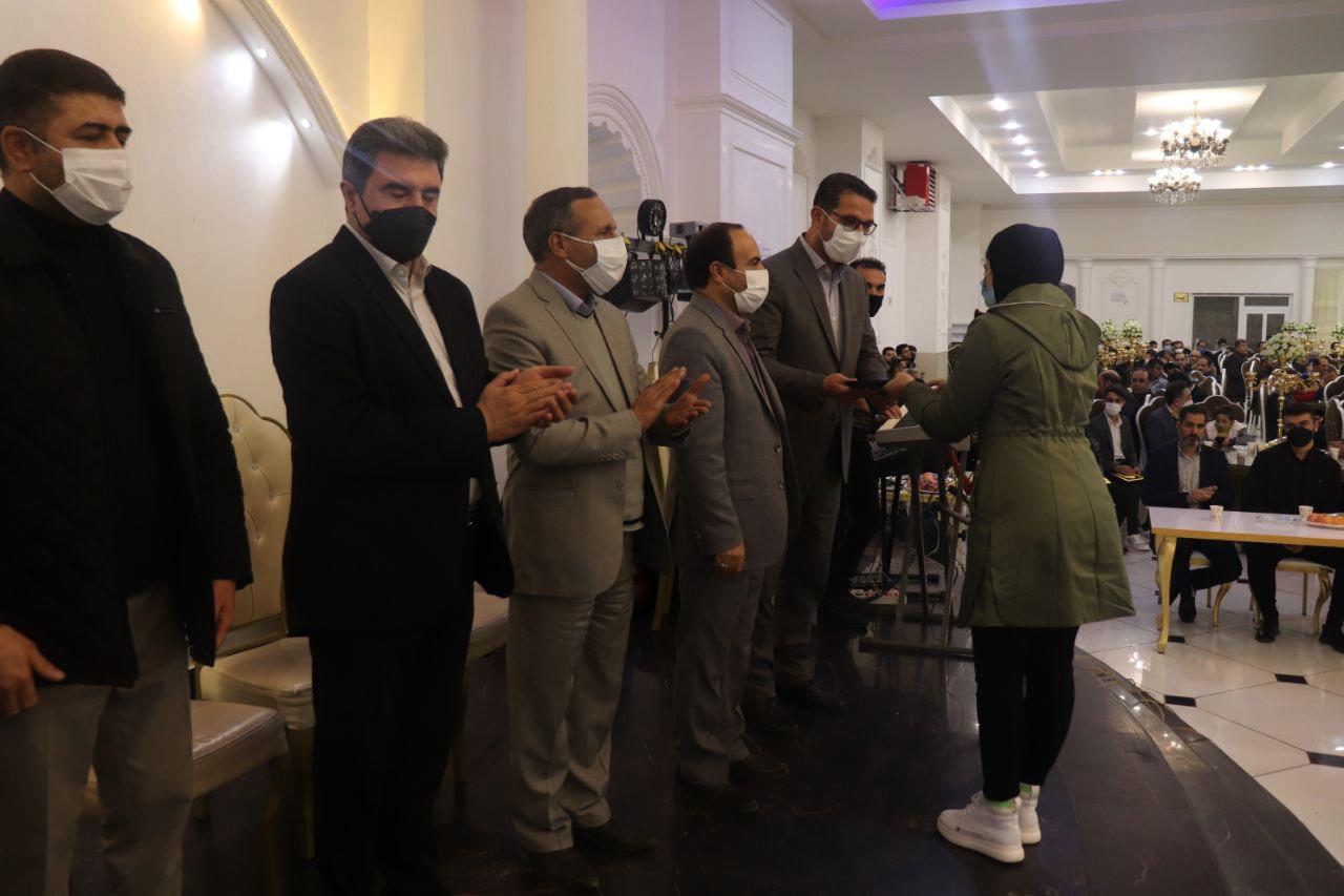 با حضور عبدالله نژاد فرماندار شهرستان چالدراناسم تجلیل از قبول شدگان کنکور سراسری دانش آموزان نخبه ،فعالان عرصه فرهنگی ،اجتماعی ،هنری ،خبرنگاران واصحاب رسانه در محل تالار مجلل آیدانه برگزار شد.