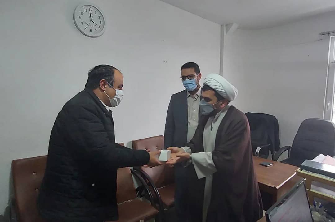 ✅عبدالله نژاد فرماندار چالدران به همراه حجت الاسلام والمسلمین واحدی فرد رئیس دادگستری با حضور در محل دفتر شورای حل اختلاف دادگستری چالدران ضمن بررسی مسائل آنان ازخدمات آنان نیز تجلیل نمودند.
