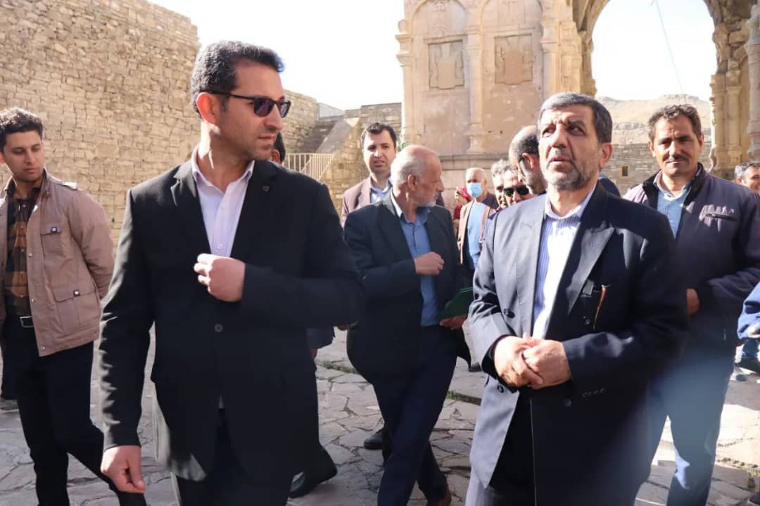 ضرغامی وزیر میراث فرهنگی و گردشگری و صنایع دستی با محمدرضا عبدالله نژاد فرماندار شهرستان چالدران و هیات همراه از مجموعه جهانی قره کلیسا بازدید نمود.