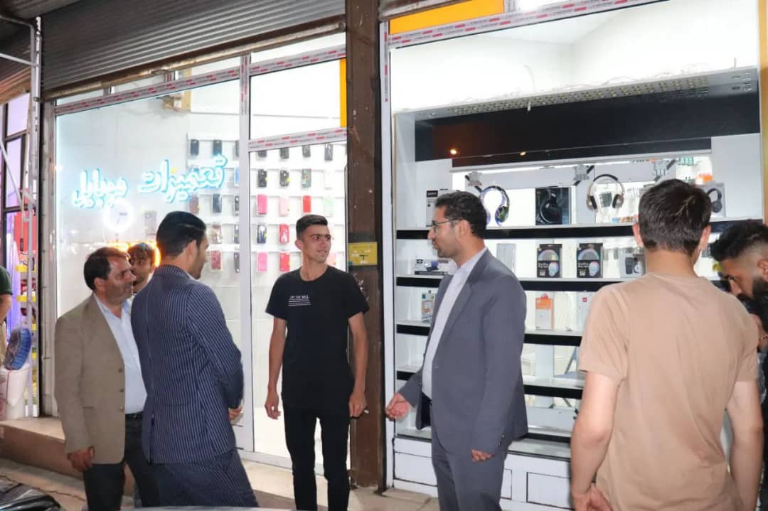 محمدرضا عبدالله نژاد فرماندار چالدران با هدف بررسی مسائل و مشکلات اصناف چالدران در بازار چالدران حضور یافت وبا تنی چند از اصناف این شهرستان به بحث و گفت و گو پرداخت.