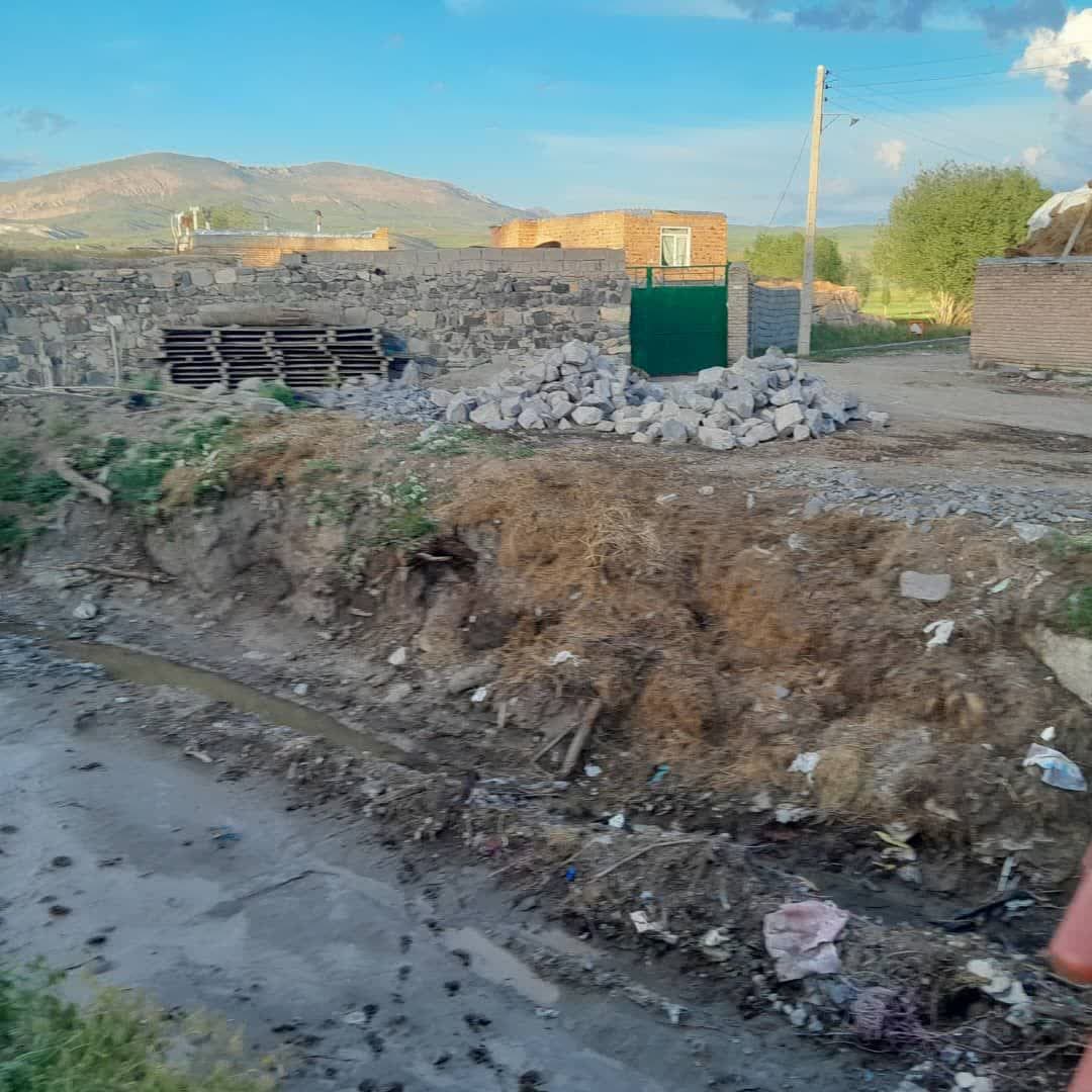 📸گزارش تصویری به گزارش روابط عمومی فرمانداری شهرستان چالدران ؛ محمد رضا عبدالله نژاد فرماندارچالدران با حضور در روستای اروج کندی بخش دشتک ضمن بازدید میدانی از اجرای پروژه احداث دیوار ساحلی در این