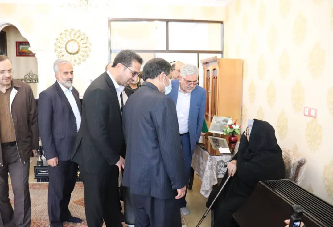 ضرغامی وزیر میراث فرهنگی ، گردشگری و صنایع دستی به همراه عبدالله نژاد فرماندار شهرستان چالدران در منزل شهید والامقام محمد صادق رضایی حضور یافتند.