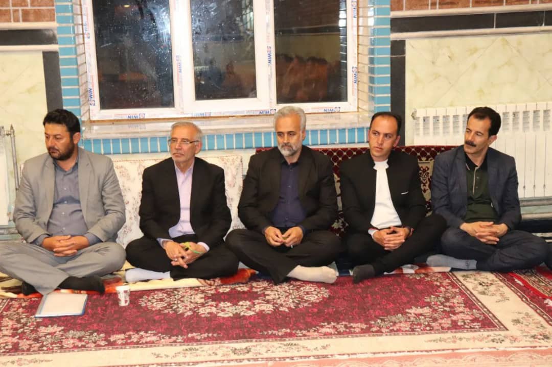  ✅محمد رضا عبدالله نژاد فرماندار شهرستان چالدران با حضور در مسجد جامع شهر آواجیق در قالب دیدار چهره به چهره مسائل و مشکلات مردم را مورد بررسی قرار داد.