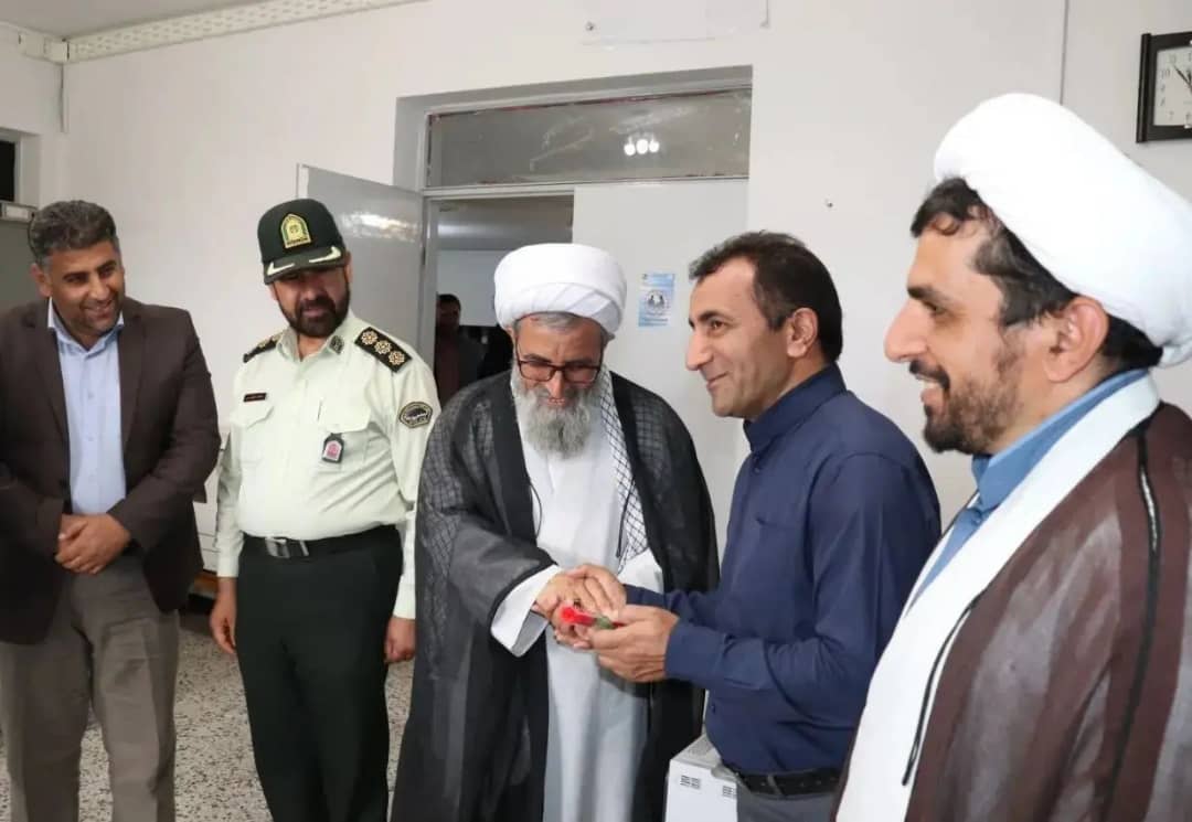 محمدرضا عبدالله نژاد فرماندارشهرستان چالدران به مناسبت گرامی داشت هفته قوه قضائیه در دادگستری چالدران حضور یافت ، ضمن تبریک این هفته با اهداء شاخه گل از زحمات قضات و کارکنان تجلیل و قدردانی کرد.