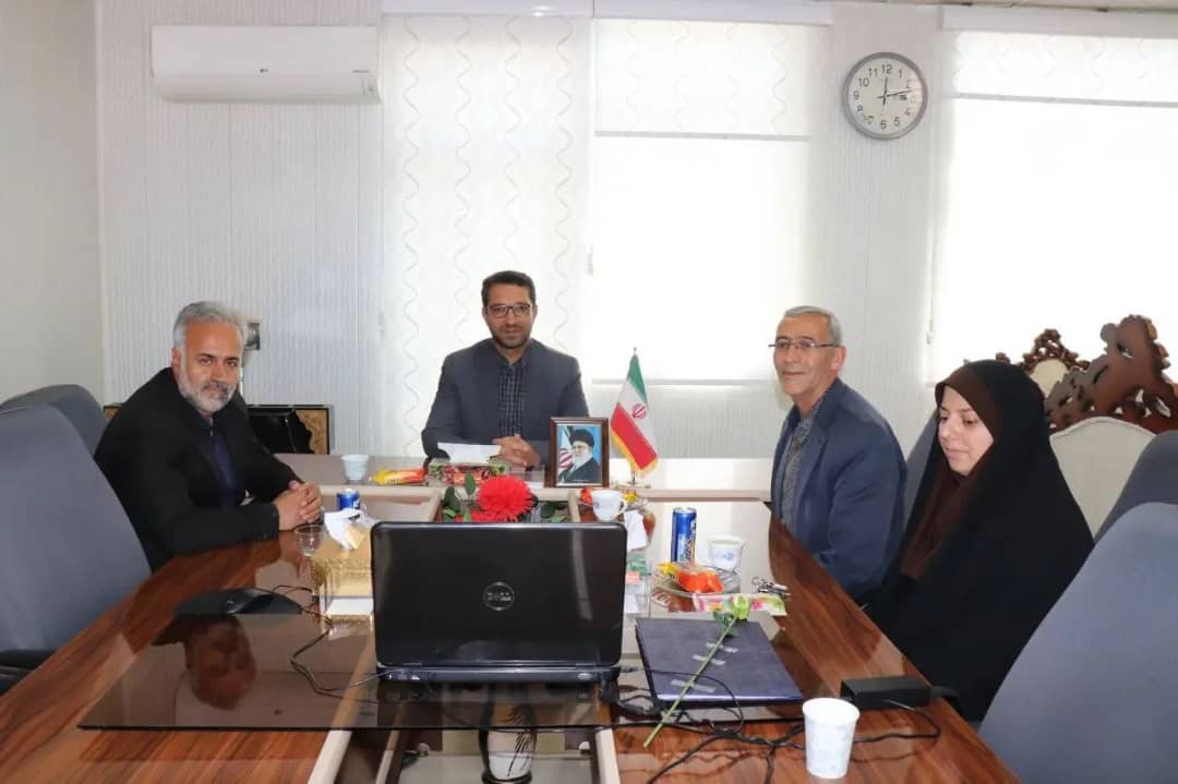 به گزارش روابط عمومی فرمانداری شهرستان چالدران به مناسبت روز خانواده و تکریم بازنشستگان مراسم بزرگداشتی با حضور فرماندار شهرستان چالدران در محل دفتر فرمانداری برگزار شد.