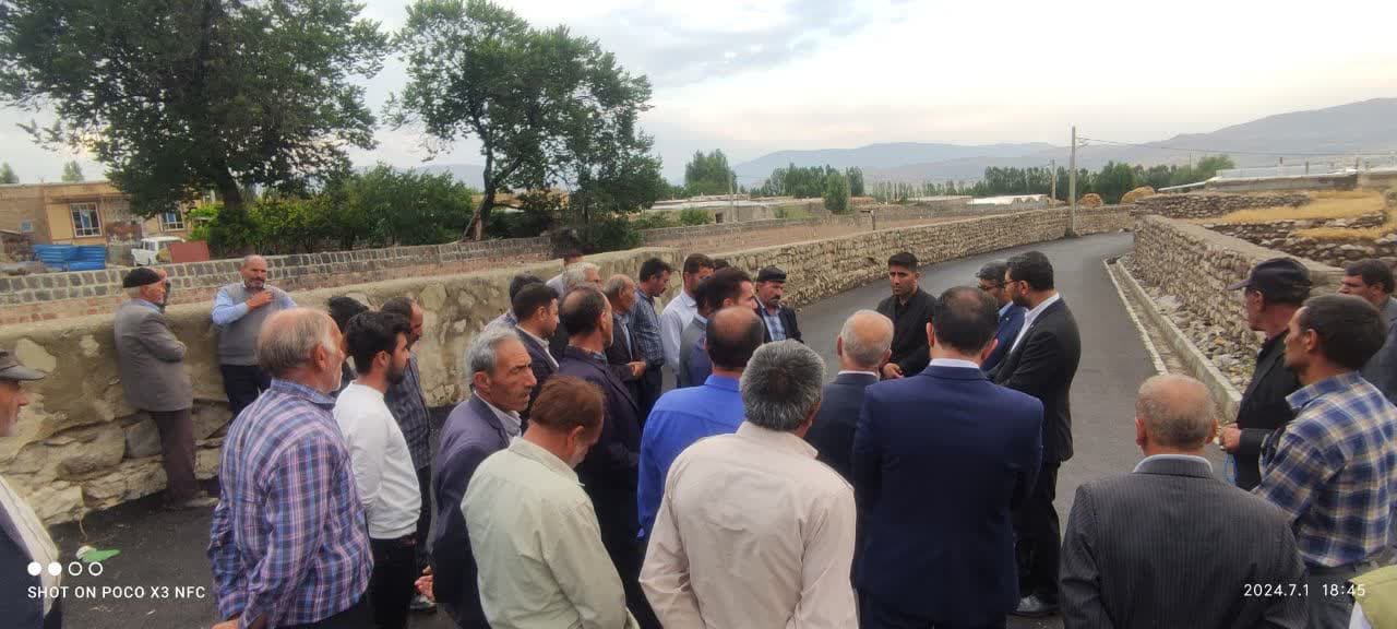 بازدید محمد رضا عبداله نژاد فرماندار چالدران از طرح آسفالت معابر روستای سعدل