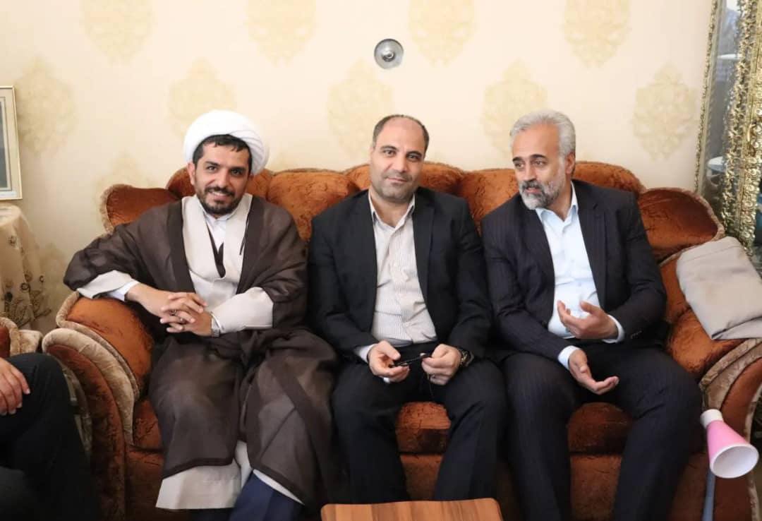ضرغامی وزیر میراث فرهنگی ، گردشگری و صنایع دستی به همراه عبدالله نژاد فرماندار شهرستان چالدران در منزل شهید والامقام محمد صادق رضایی حضور یافتند.