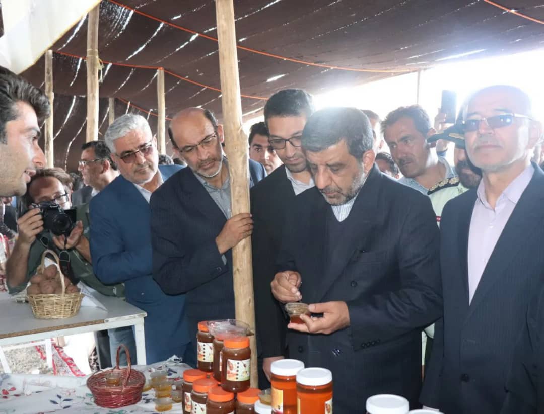ضرغامی وزیر میراث فرهنگی و گردشگری و صنایع دستی درادامه سفر خود به چالدران به همراه عبدالله نژادفرماندار چالدران از مقبره سید صدرالدین بازدید نمودند.