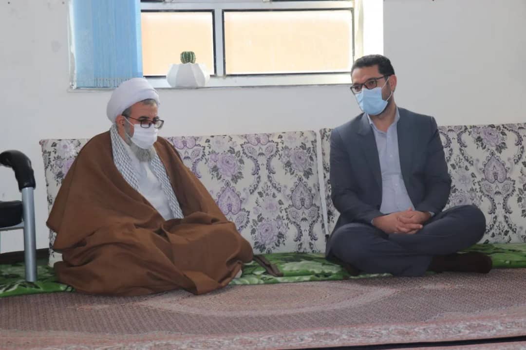 ✅عبدالله نژاد فرماندار شهرستان چالدران به همراه جمعی از کارکنان فرمانداری به مناسبت فرا رسیدن سال نو با حجت الاسلام والمسلمین محمدزاده امام جمعه شهرستان دیدار و سال جدید را به وی تبریک گفتند.