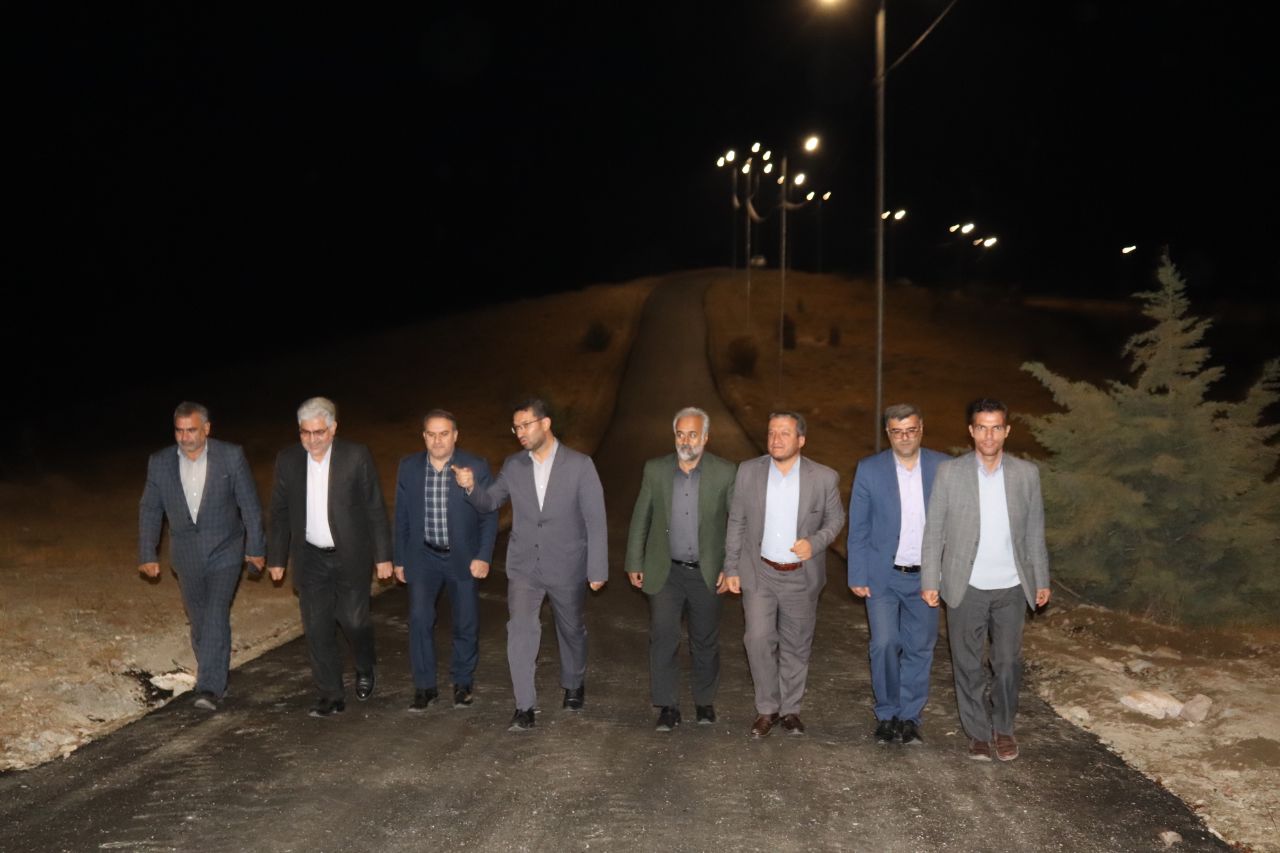 بازدید فرماندار از روند اجرایی طرح بهسازی و آسفالت ریزی محور ارتباطی به یادمان شهدای گمنام
