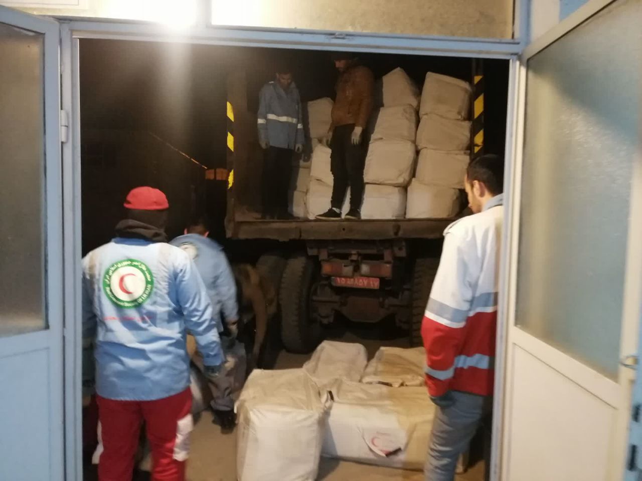 بارگیری چهارمین مرحله از کمک های امدادی جمعیت هلالاحمر چالدران جهت ارسال به مناطق زلزله زده شهرستان خوی با همکاری فرمانداری ،راهداری و حمل و نقل جادهای ،شهرداری و هلالاحمر شهرستان چالدران