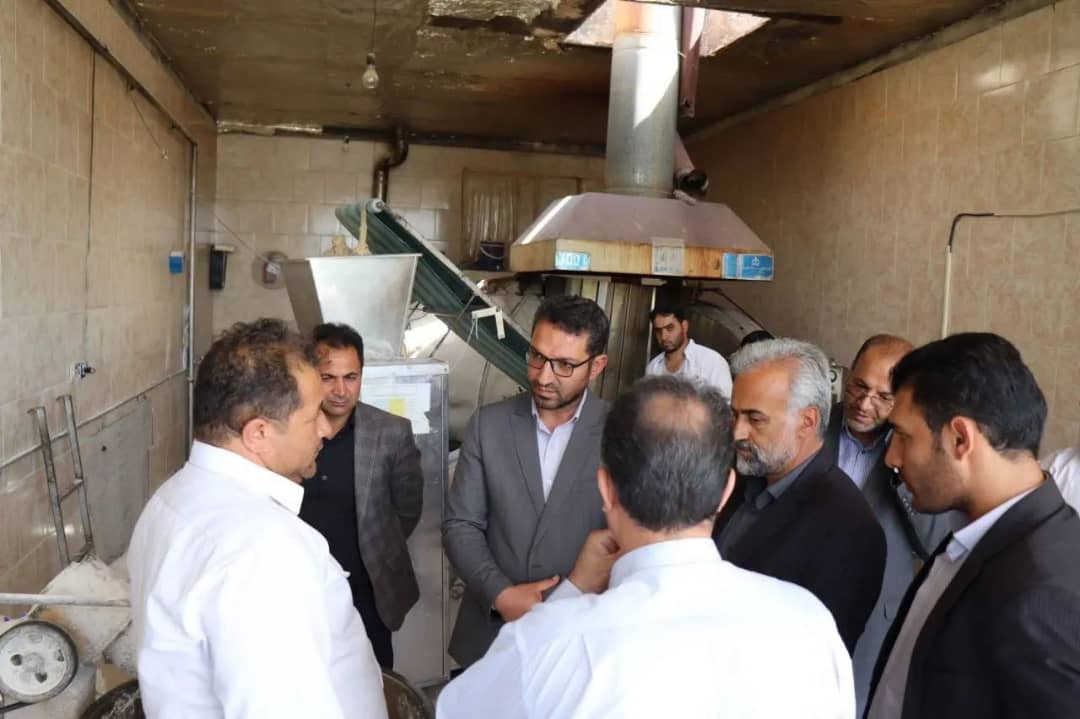 محمد رضاعبدالله نژاد فرماندار شهرستان چالدران مروز به صورت سرزده از چند واحد نانوایی در شهرستان بازدید و نحوه توزیع نان برای شهروندان را مورد ارزیابی قرار داد .
