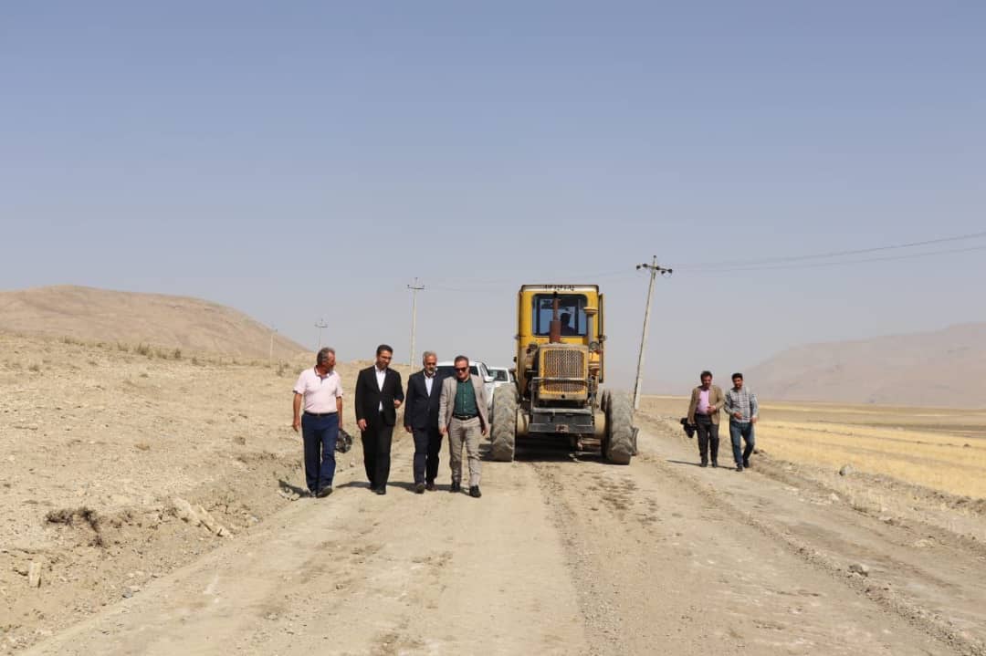 محمد رضا عبدالله نژاد فرماندار شهرستان چالدران از مراحل بهسازی و آسفالت ریزی راه روستای قره تولکی چالدران بازدید کردند.