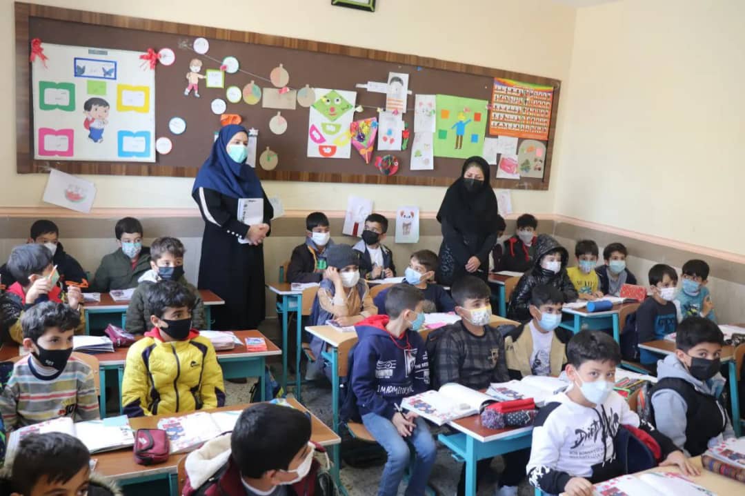 محمد رضا عبدالله نژاد فرماندارشهرستان چالدران به منظور بررسی اجرای دقیق پروتکلهای بهداشتی به صورت سرزده از مدرسه دخترانه اندیشه و پسرانه شهید صادقی اقدم بازدید کرد.