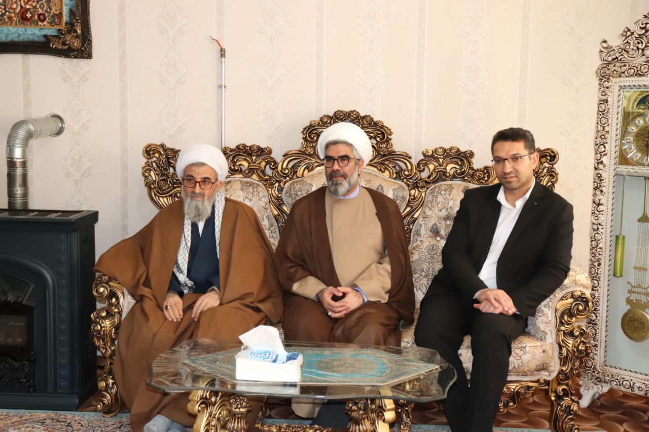 در ششمین روز از ایام الله دهه مبارک فجر دیدار فرماندار و مدیر کل بنیاد شهید استان آذربایجان غربی با خانواده معظم شهدا و ایثارگران شهرستان چالدران