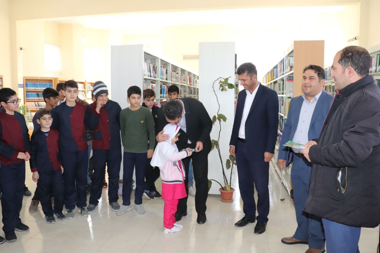 دیدار فرماندار چالدران با رییس و کارکنان کتابخانه عمومی شهرستان به مناسبت “هفته کتاب”