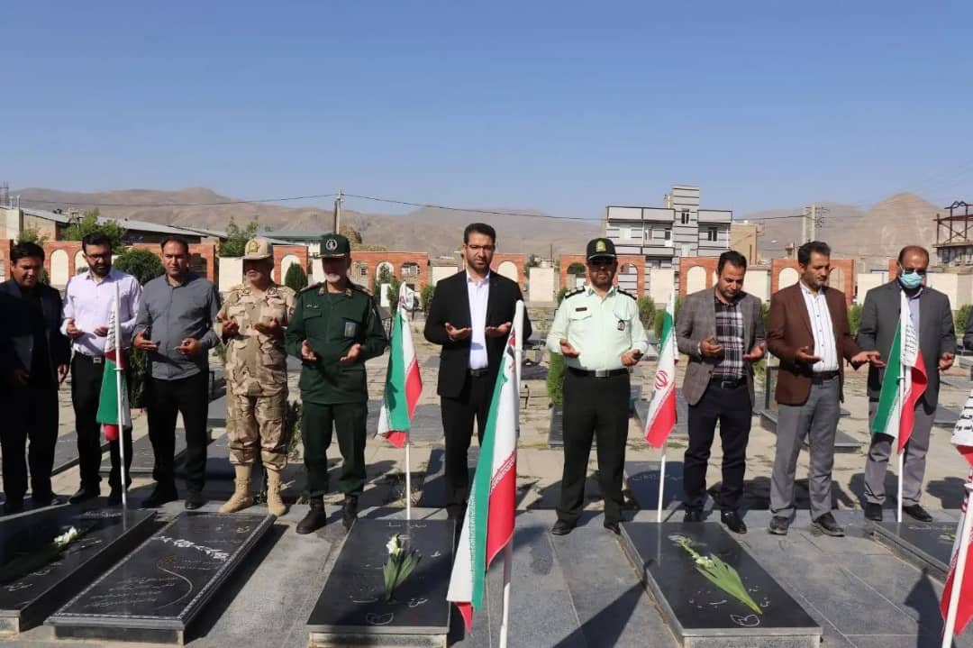 همزمان با اولین روز از هفته دولت با حضور محمدرضا عبدالله نژاد فرماندار شهرشتان چالدران مراسم غبارروبی و عطر افشانی مزار شهدا در چالدران برگزار شد .