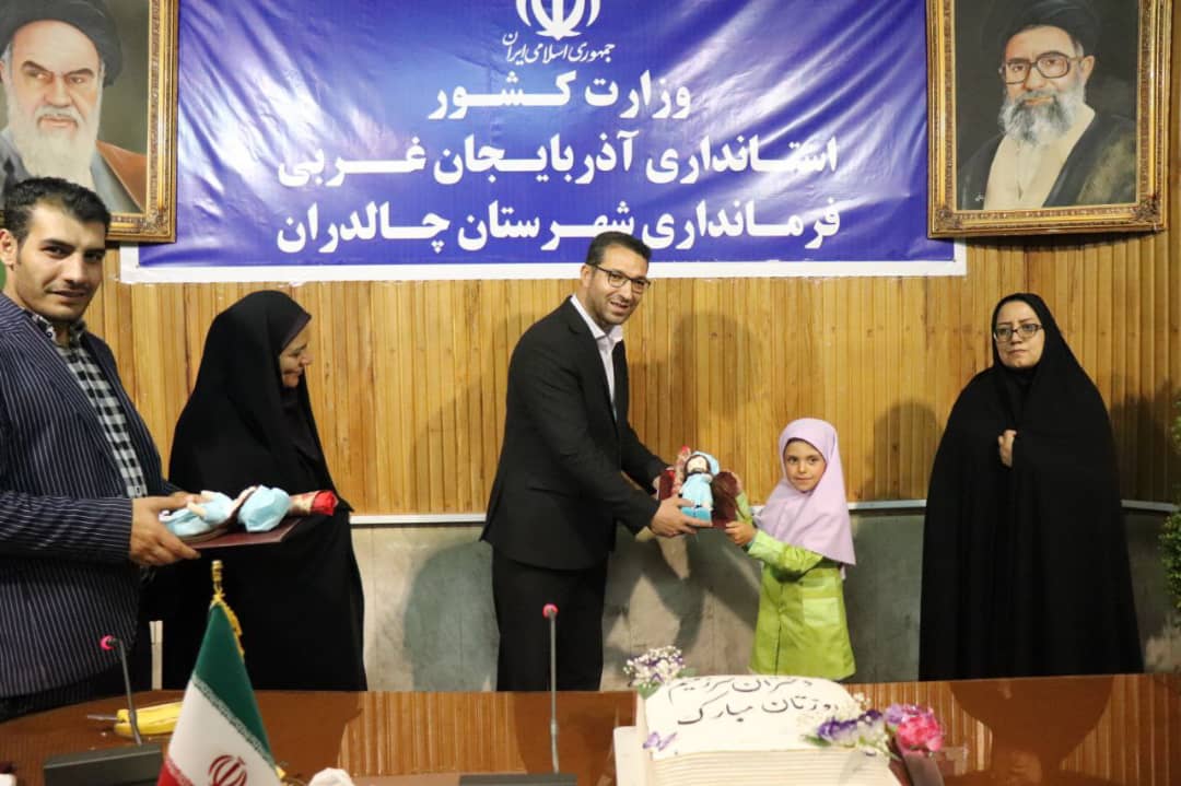 محمد رضا عبدالله نژاد فرماندار شهرستان چالدران  به مناسبت ولادت حضرت معصومه(س) و روز دختر در یک نشست صمیمی  با دختران  کارکنان فرمانداری چالدران  دیدار و با آنان به گفتگو پرداخت .