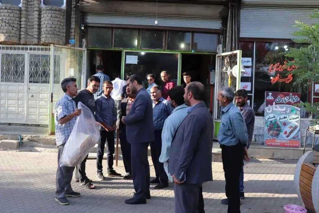 محمد رضا عبدالله نژاد فرماندار شهرستان چالدران در تداوم بازدیدهای میدانی خود از نانوایی ها امروز 2 مرداد 1401 به صورت سرزده از چند واحد نانوایی در شهرستان بازدید نمود.