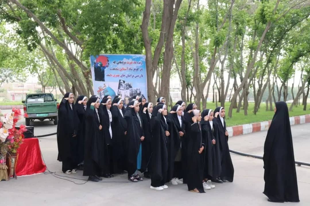 به مناسبت گرامی داشت هفته عفاف و حجاب همایش زیست عفیفانه با حضور محمد رضاعبدالله نژاد فرماندارشهرستان چالدران در محل پارک ملت چالدران برگزار شد .