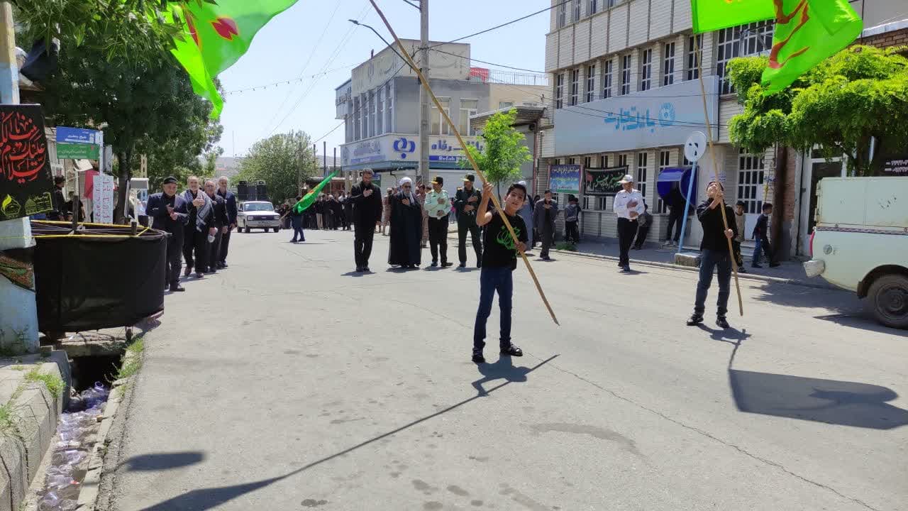🏴 همزمان با تاسوعای حسینی حضور محمد رضا عبداله نژاد فرماندار چالدران، به همراه امام جمعه محترم شهرستان ،معاون سیاسی امنیتی و اجتماعی و بخشدار مرکزی در جمع عزادارن شهرستان چالدران